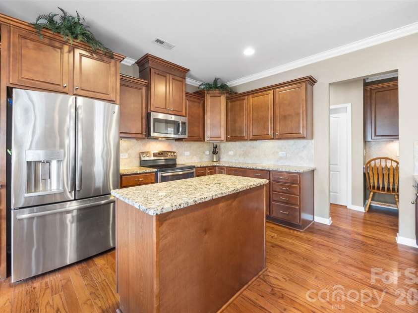 14604 Brannock Hills Drive, Charlotte, NC 28278.  MLS# CAR4356505, YatesRealty ID 5544. CHEF'S KITCHEN