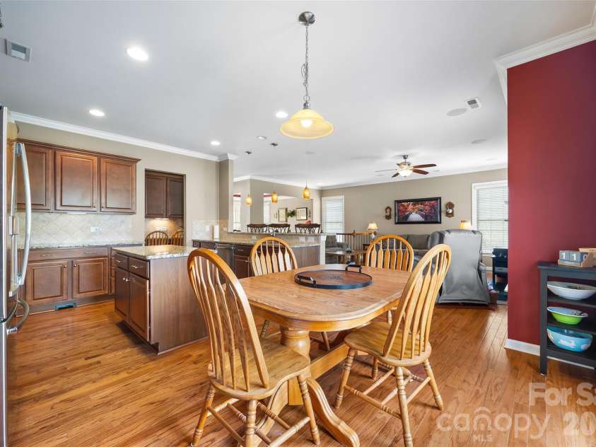 14604 Brannock Hills Drive, Charlotte, NC 28278.  MLS# CAR4356505, YatesRealty ID 5544. COZY BREAKFAST AREA