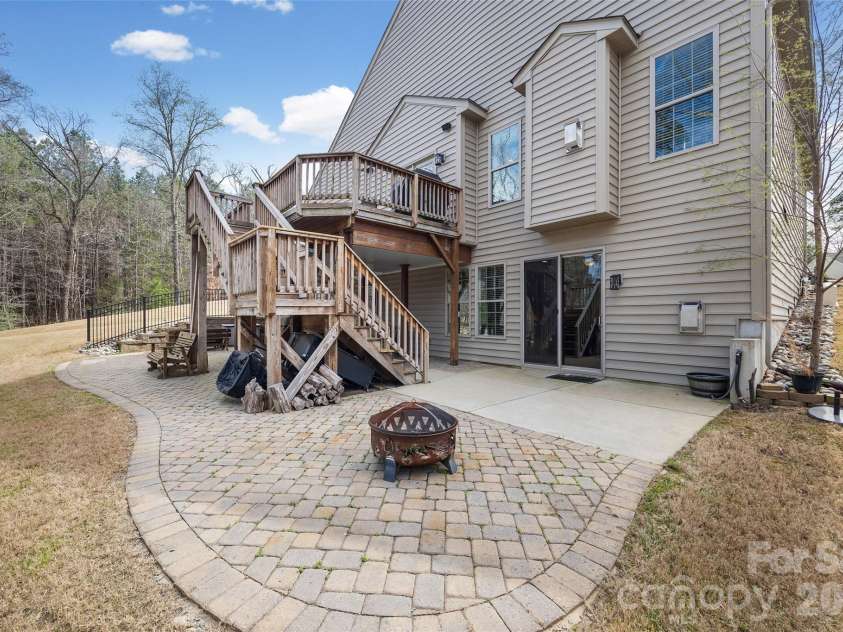 14604 Brannock Hills Drive, Charlotte, NC 28278.  MLS# CAR4356505, YatesRealty ID 5544. FIREPIT AREA