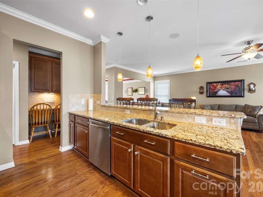 14604 Brannock Hills Drive, Charlotte, NC 28278.  MLS# CAR4356505, YatesRealty ID 5544. GREAT FLOW!