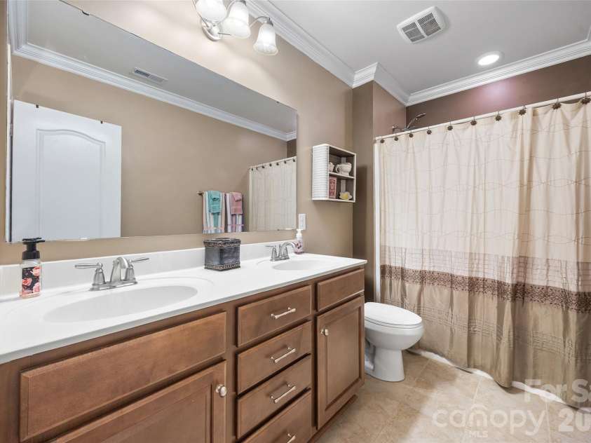 14604 Brannock Hills Drive, Charlotte, NC 28278.  MLS# CAR4356505, YatesRealty ID 5544. LOWER LEVEL BATH