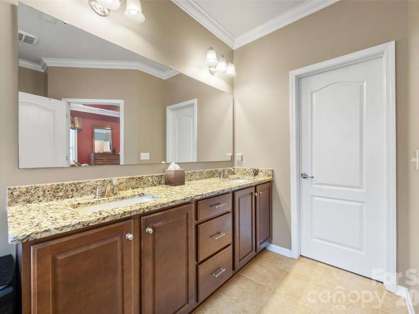 14604 Brannock Hills Drive, Charlotte, NC 28278.  MLS# CAR4356505, YatesRealty ID 5544. PRIMARY BATH