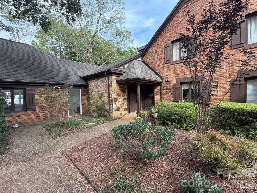 7022 Quail Hill Road, Charlotte, NC 28210.  MLS# CAR4432678, YatesRealty ID 55445. 