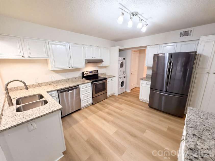 7022 Quail Hill Road, Charlotte, NC 28210.  MLS# CAR4432678, YatesRealty ID 55445. 