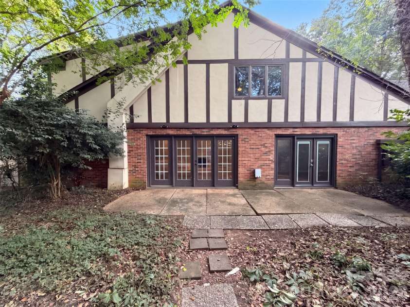 7022 Quail Hill Road, Charlotte, NC 28210.  MLS# CAR4432678, YatesRealty ID 55445. 
