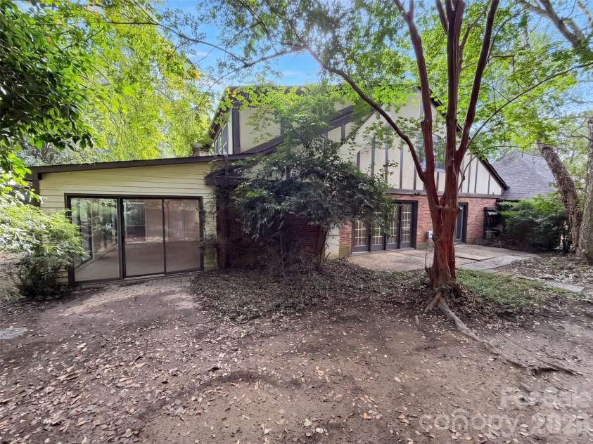 7022 Quail Hill Road, Charlotte, NC 28210.  MLS# CAR4432678, YatesRealty ID 55445. 
