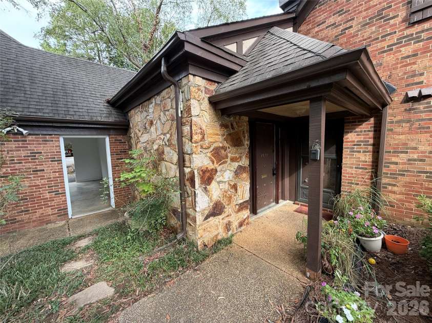 7022 Quail Hill Road, Charlotte, NC 28210.  MLS# CAR4432678, YatesRealty ID 55445. 