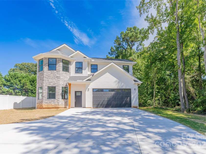 9818 Hood Road, Charlotte, NC 28215.  MLS# CAR4299430, YatesRealty ID 5545. 