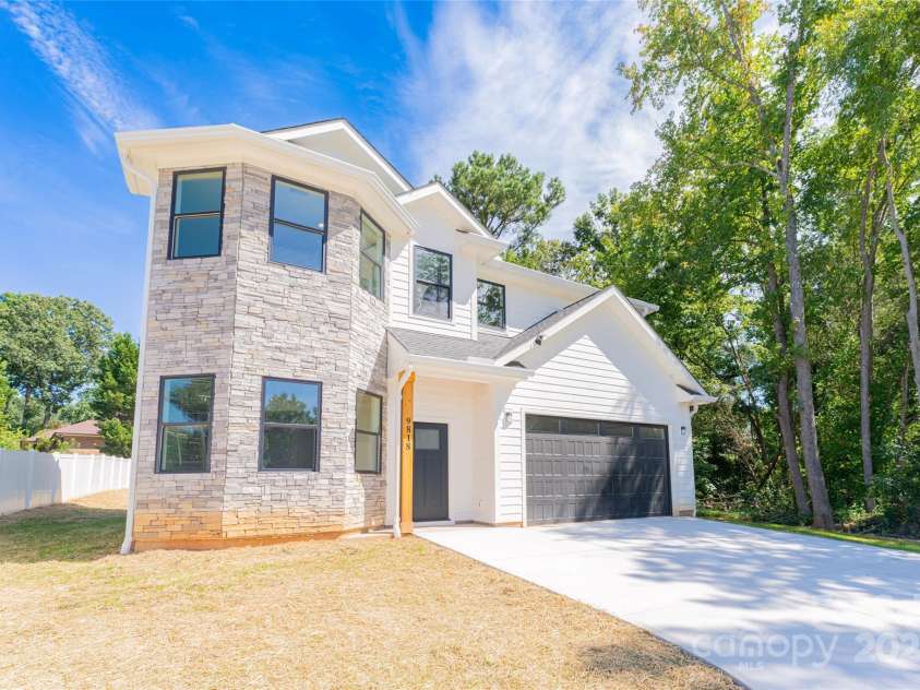 9818 Hood Road, Charlotte, NC 28215.  MLS# CAR4299430, YatesRealty ID 5545. 
