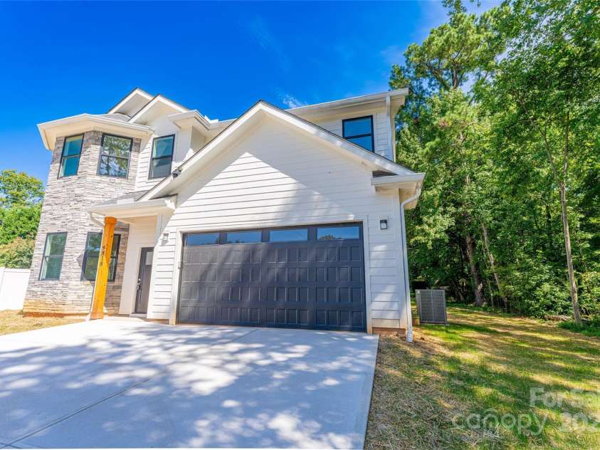 9818 Hood Road, Charlotte, NC 28215.  MLS# CAR4299430, YatesRealty ID 5545. 