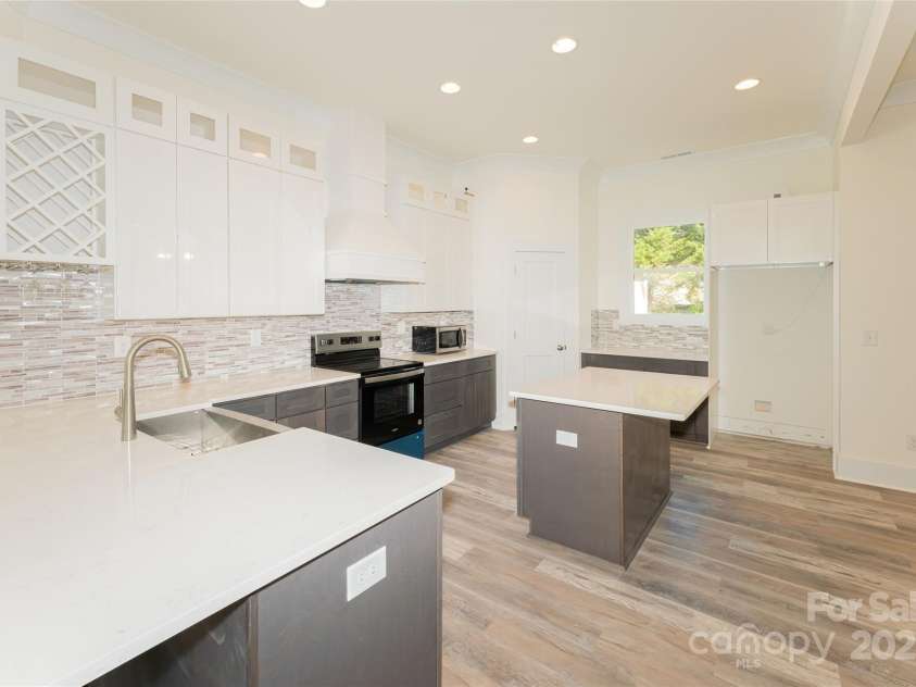 9818 Hood Road, Charlotte, NC 28215.  MLS# CAR4299430, YatesRealty ID 5545. 