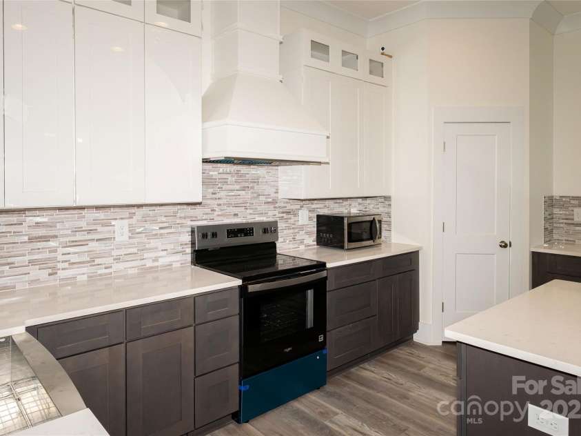 9818 Hood Road, Charlotte, NC 28215.  MLS# CAR4299430, YatesRealty ID 5545. 