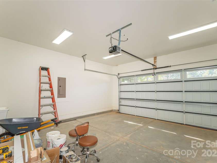 9818 Hood Road, Charlotte, NC 28215.  MLS# CAR4299430, YatesRealty ID 5545. 