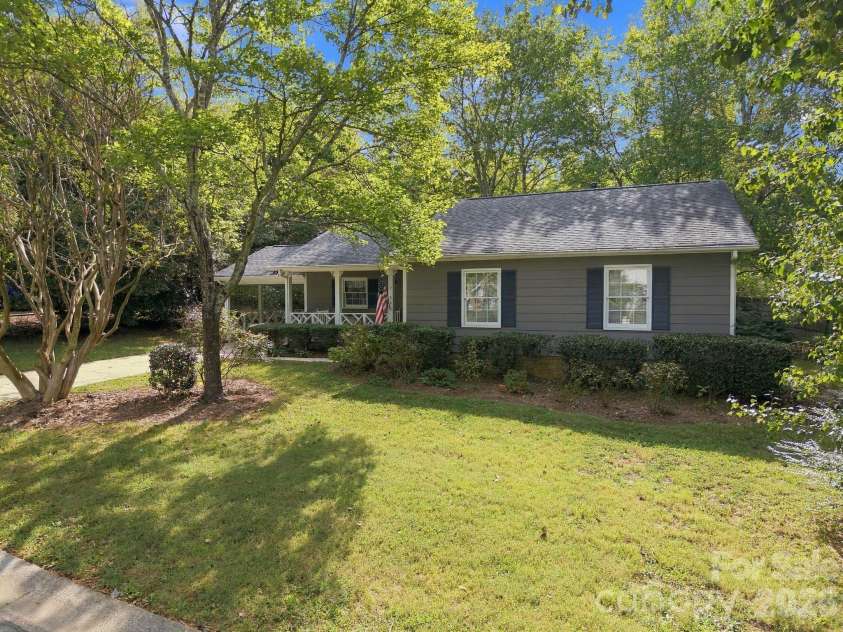 7136 Spring Morning Lane, Charlotte, NC 28227.  MLS# CAR4431996, YatesRealty ID 55459. 
