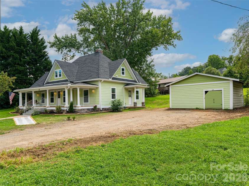 172 Reed Street, Canton, NC 28716.  MLS# CAR4296110, YatesRealty ID 5546. Level driveway and front yard
