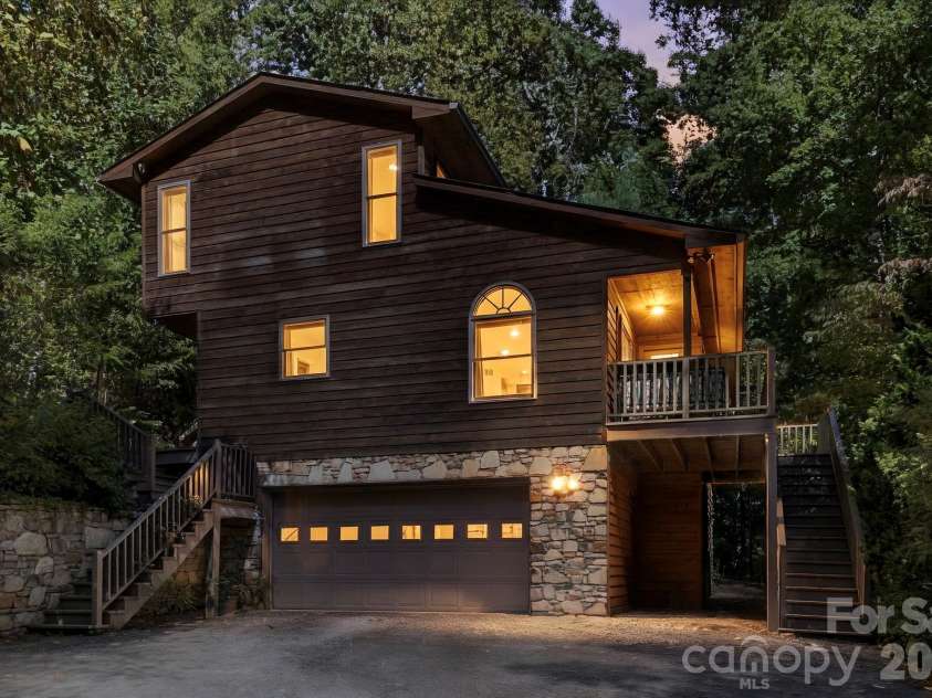 266 Independence Boulevard, Asheville, NC 28805.  MLS# CAR4431504, YatesRealty ID 55469. 