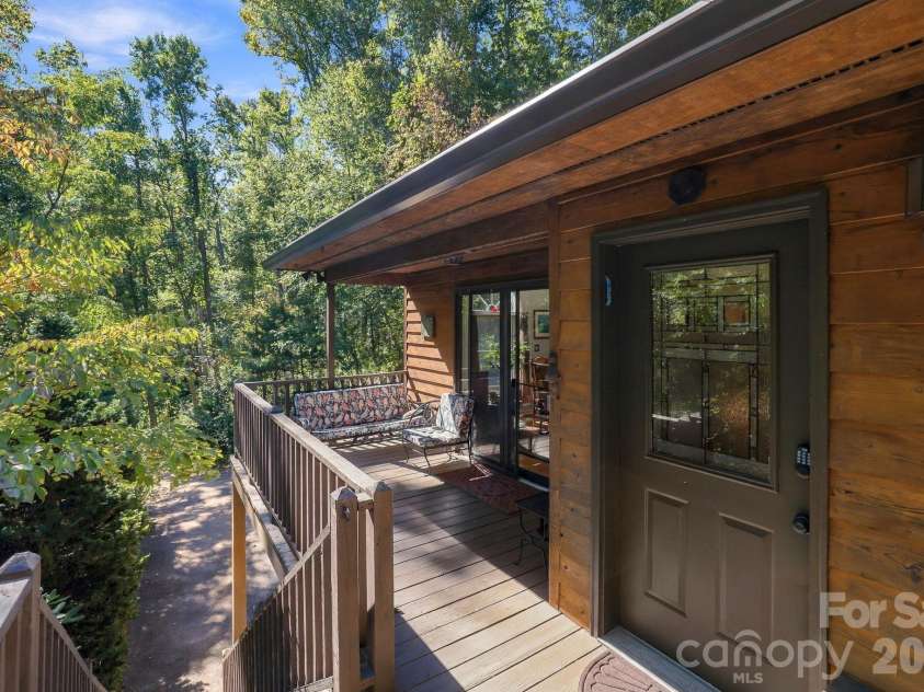 266 Independence Boulevard, Asheville, NC 28805.  MLS# CAR4431504, YatesRealty ID 55469. 