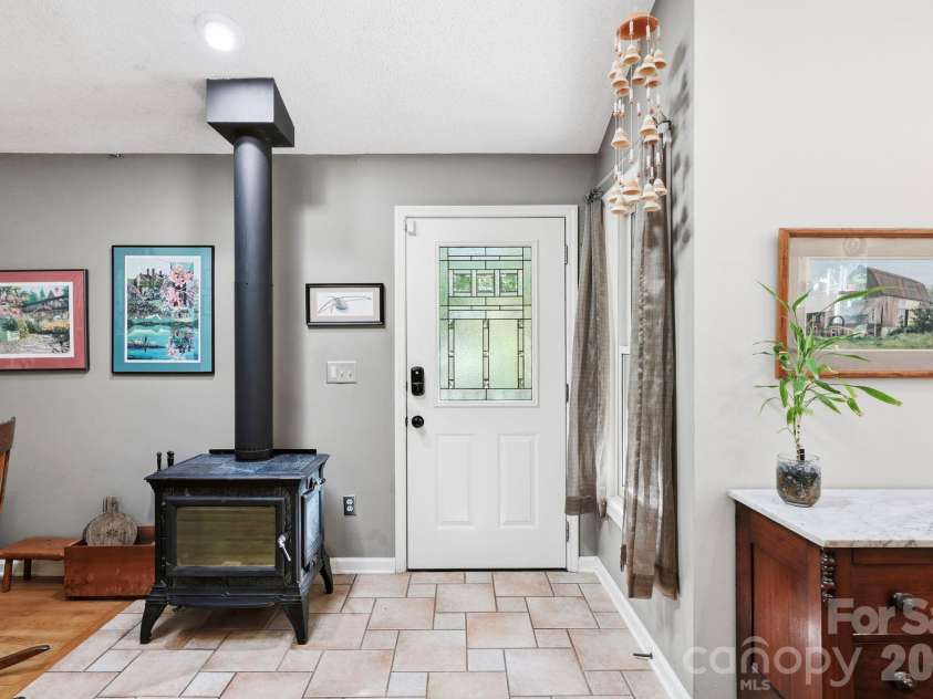 266 Independence Boulevard, Asheville, NC 28805.  MLS# CAR4431504, YatesRealty ID 55469. 