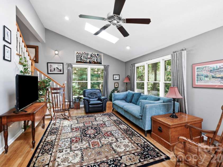 266 Independence Boulevard, Asheville, NC 28805.  MLS# CAR4431504, YatesRealty ID 55469. 