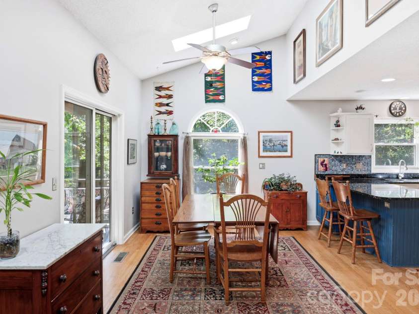 266 Independence Boulevard, Asheville, NC 28805.  MLS# CAR4431504, YatesRealty ID 55469. 