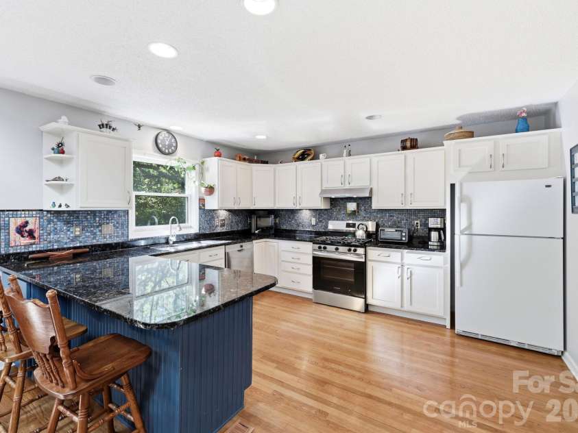 266 Independence Boulevard, Asheville, NC 28805.  MLS# CAR4431504, YatesRealty ID 55469. 