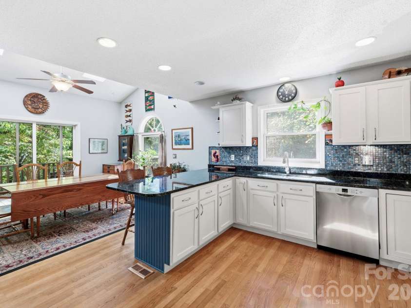 266 Independence Boulevard, Asheville, NC 28805.  MLS# CAR4431504, YatesRealty ID 55469. 