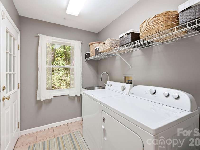 266 Independence Boulevard, Asheville, NC 28805.  MLS# CAR4431504, YatesRealty ID 55469. 