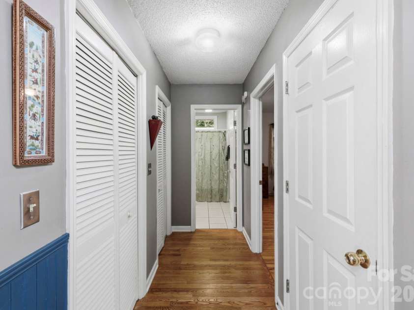 266 Independence Boulevard, Asheville, NC 28805.  MLS# CAR4431504, YatesRealty ID 55469. 