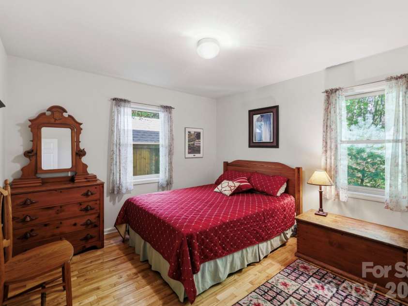 266 Independence Boulevard, Asheville, NC 28805.  MLS# CAR4431504, YatesRealty ID 55469. 