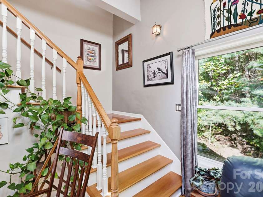 266 Independence Boulevard, Asheville, NC 28805.  MLS# CAR4431504, YatesRealty ID 55469. 