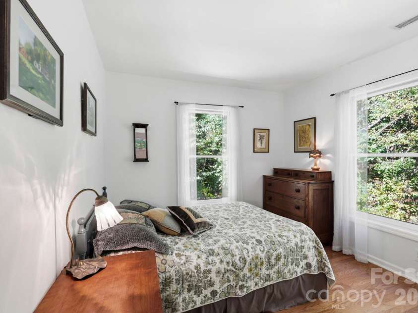 266 Independence Boulevard, Asheville, NC 28805.  MLS# CAR4431504, YatesRealty ID 55469. 