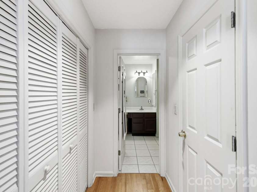 266 Independence Boulevard, Asheville, NC 28805.  MLS# CAR4431504, YatesRealty ID 55469. 