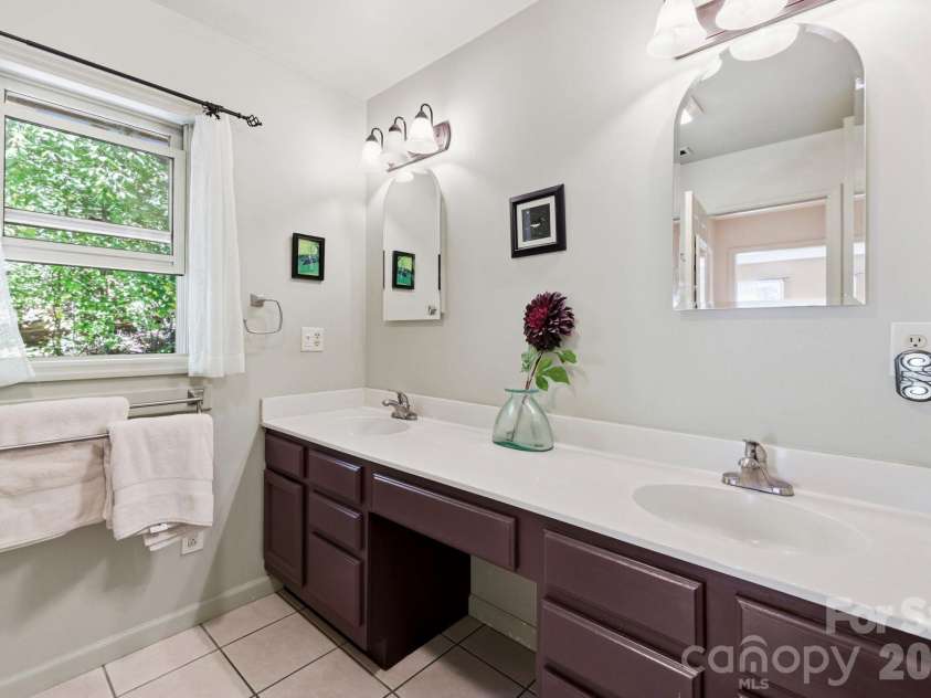 266 Independence Boulevard, Asheville, NC 28805.  MLS# CAR4431504, YatesRealty ID 55469. 