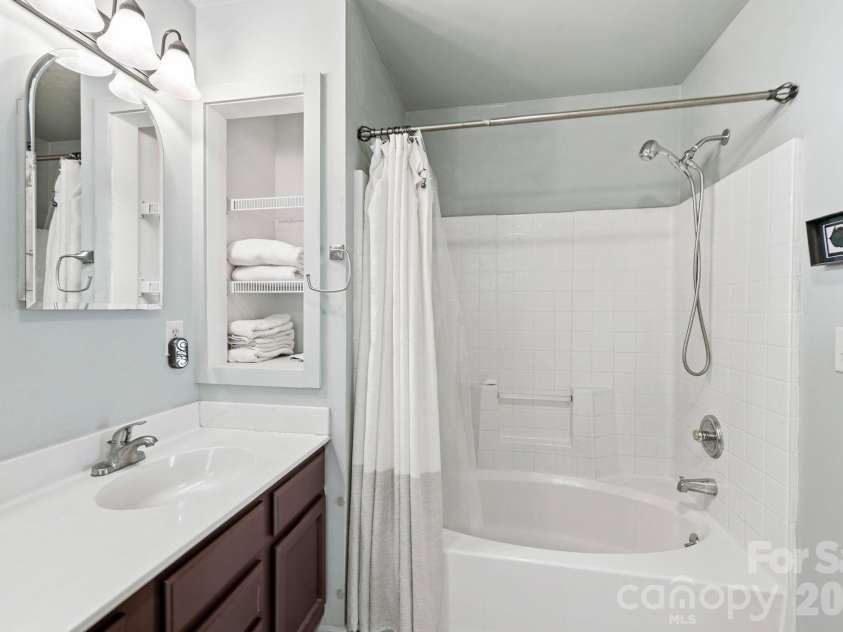 266 Independence Boulevard, Asheville, NC 28805.  MLS# CAR4431504, YatesRealty ID 55469. 