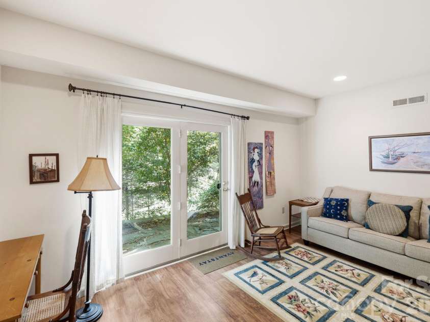 266 Independence Boulevard, Asheville, NC 28805.  MLS# CAR4431504, YatesRealty ID 55469. 