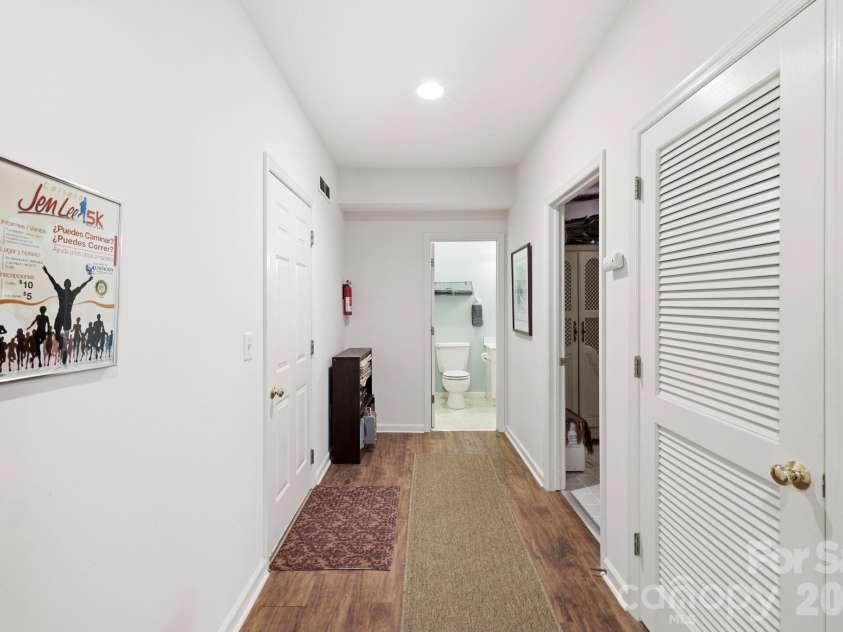 266 Independence Boulevard, Asheville, NC 28805.  MLS# CAR4431504, YatesRealty ID 55469. 
