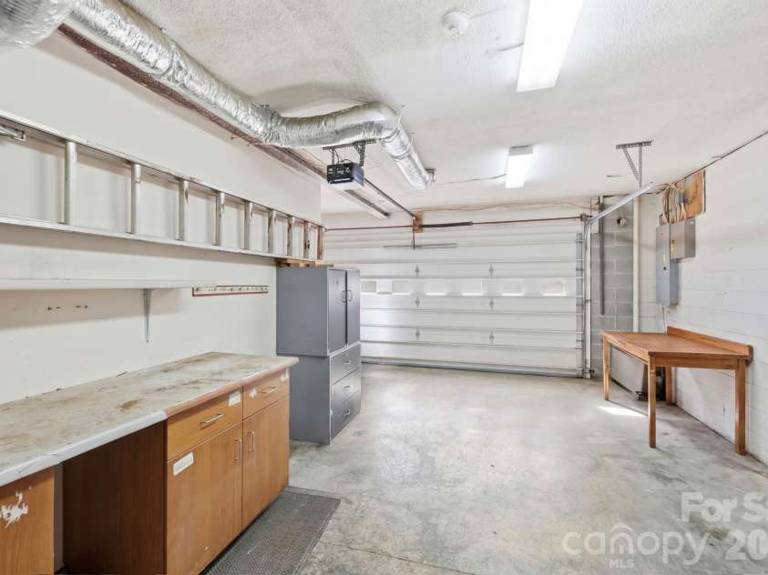 266 Independence Boulevard, Asheville, NC 28805.  MLS# CAR4431504, YatesRealty ID 55469. 