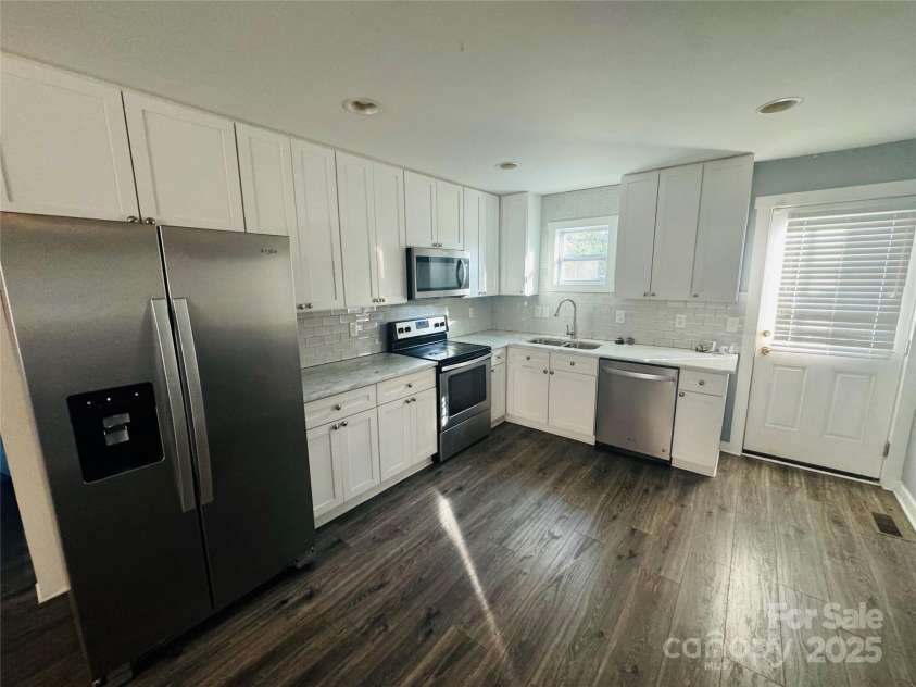 2801 Cowles Road, Charlotte, NC 28208.  MLS# CAR4209924, YatesRealty ID 5547. Kitchen