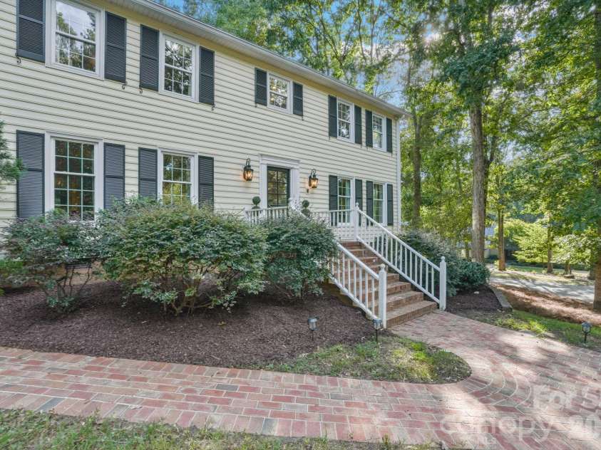 4800 Rockview Court, Charlotte, NC 28226.  MLS# CAR4431140, YatesRealty ID 55471. Brick Walkways