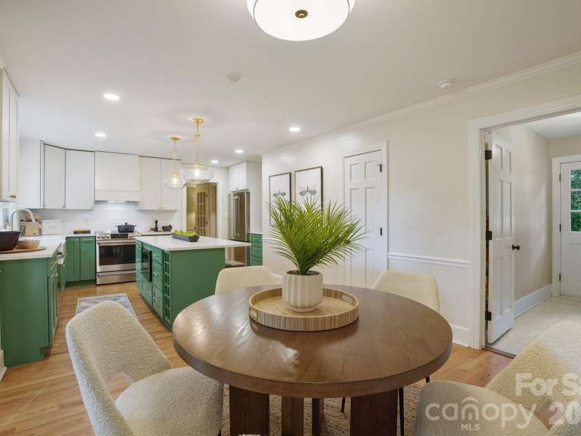 4800 Rockview Court, Charlotte, NC 28226.  MLS# CAR4431140, YatesRealty ID 55471. Eat In Kitchen