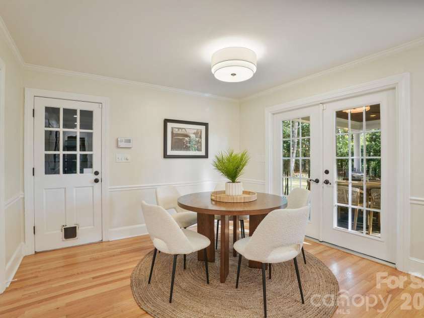 4800 Rockview Court, Charlotte, NC 28226.  MLS# CAR4431140, YatesRealty ID 55471. Eat In Kitchen