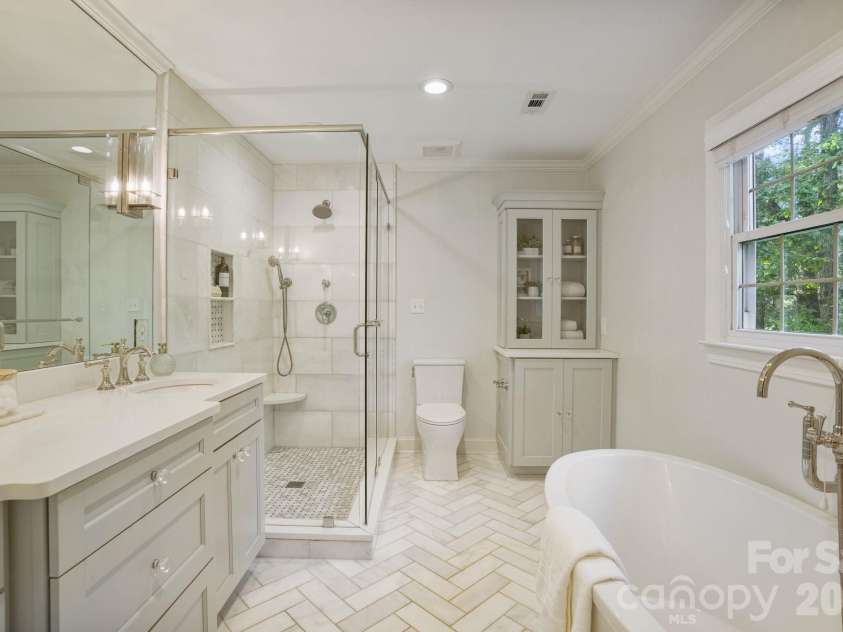 4800 Rockview Court, Charlotte, NC 28226.  MLS# CAR4431140, YatesRealty ID 55471. Fully Updated Primary Bathroom