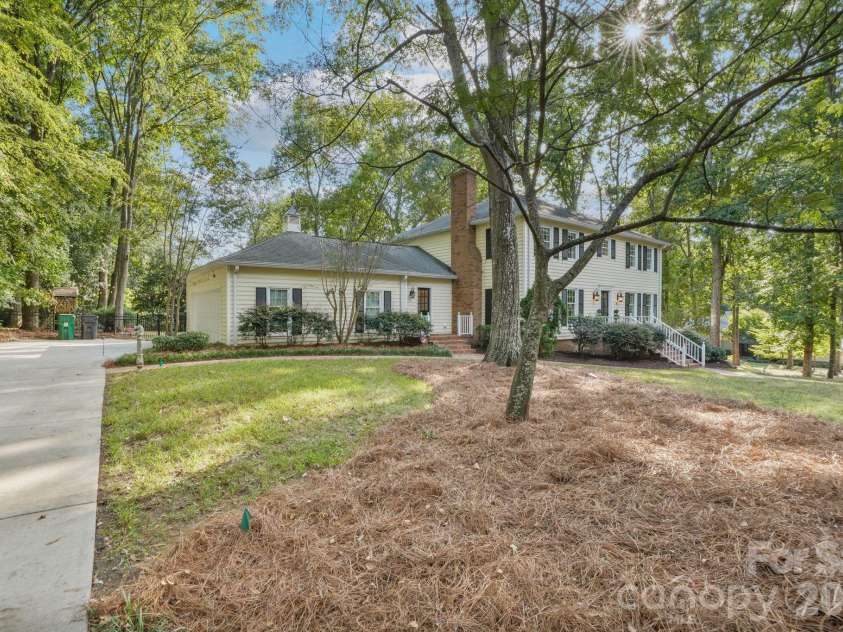 4800 Rockview Court, Charlotte, NC 28226.  MLS# CAR4431140, YatesRealty ID 55471. Large Estate Front Yard