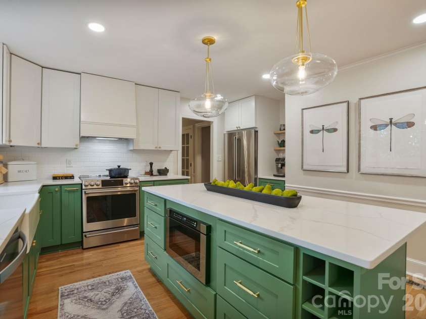 4800 Rockview Court, Charlotte, NC 28226.  MLS# CAR4431140, YatesRealty ID 55471. Large Island with Quartz Counters