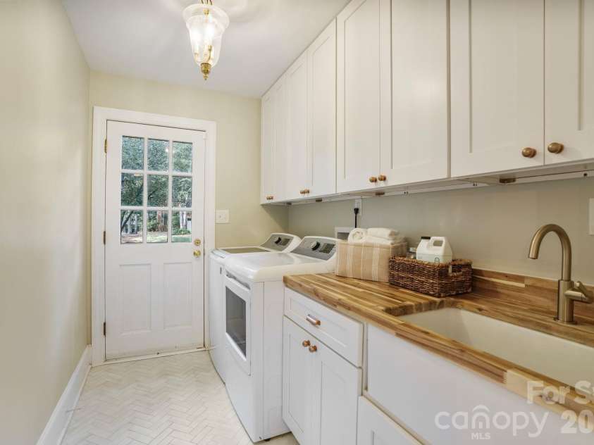 4800 Rockview Court, Charlotte, NC 28226.  MLS# CAR4431140, YatesRealty ID 55471. Laundry Room on Main Level