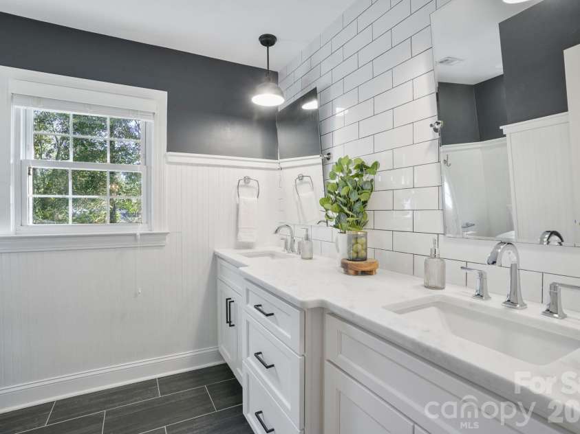 4800 Rockview Court, Charlotte, NC 28226.  MLS# CAR4431140, YatesRealty ID 55471. Shared Secondary Bathroom with Dual Vanity