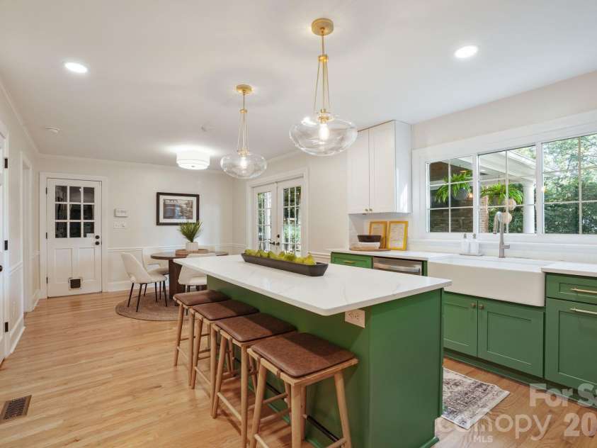 4800 Rockview Court, Charlotte, NC 28226.  MLS# CAR4431140, YatesRealty ID 55471. Wonderfully Renovated Kitchen