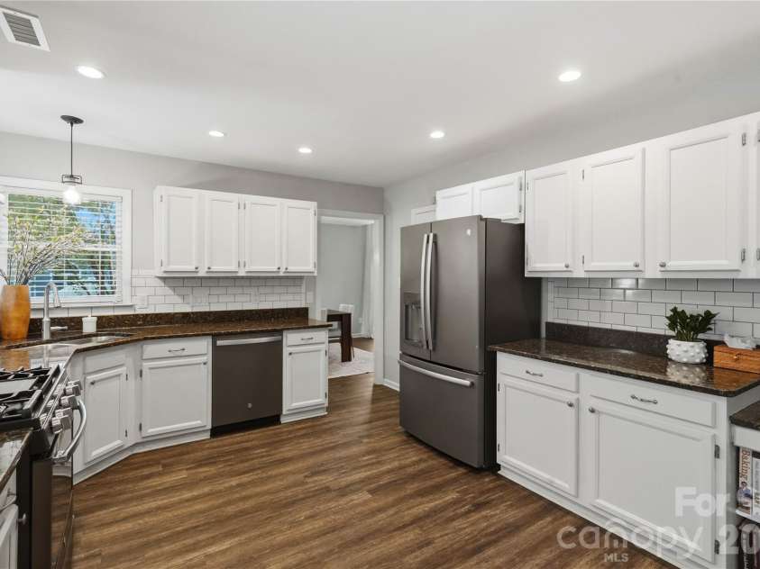 2815 Winghaven Lane, Charlotte, NC 28210.  MLS# CAR4432199, YatesRealty ID 55473. 