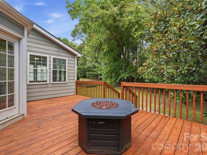 2815 Winghaven Lane, Charlotte, NC 28210.  MLS# CAR4432199, YatesRealty ID 55473. 