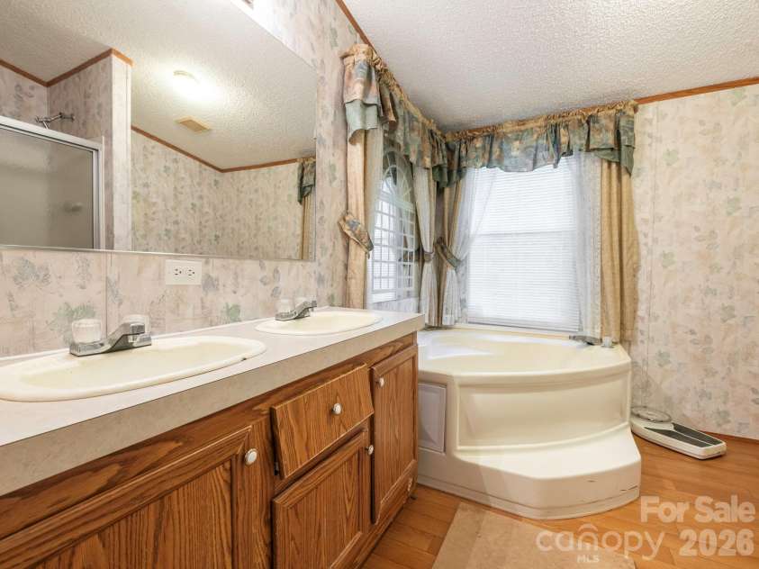 2292 Thornwell Road, Lancaster, SC 29720.  MLS# CAR4422898, YatesRealty ID 55474. Primary Bathroom with dual vanities and soaking tub